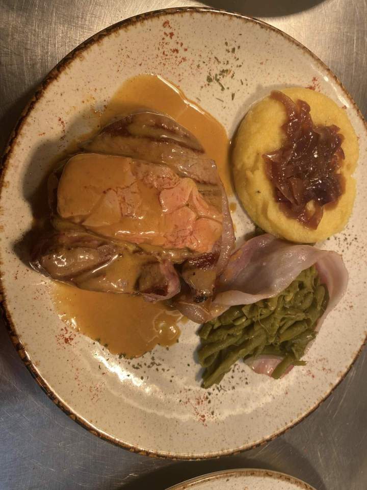 Assiette de viande grillée nappée de crème onctueuse Laparade