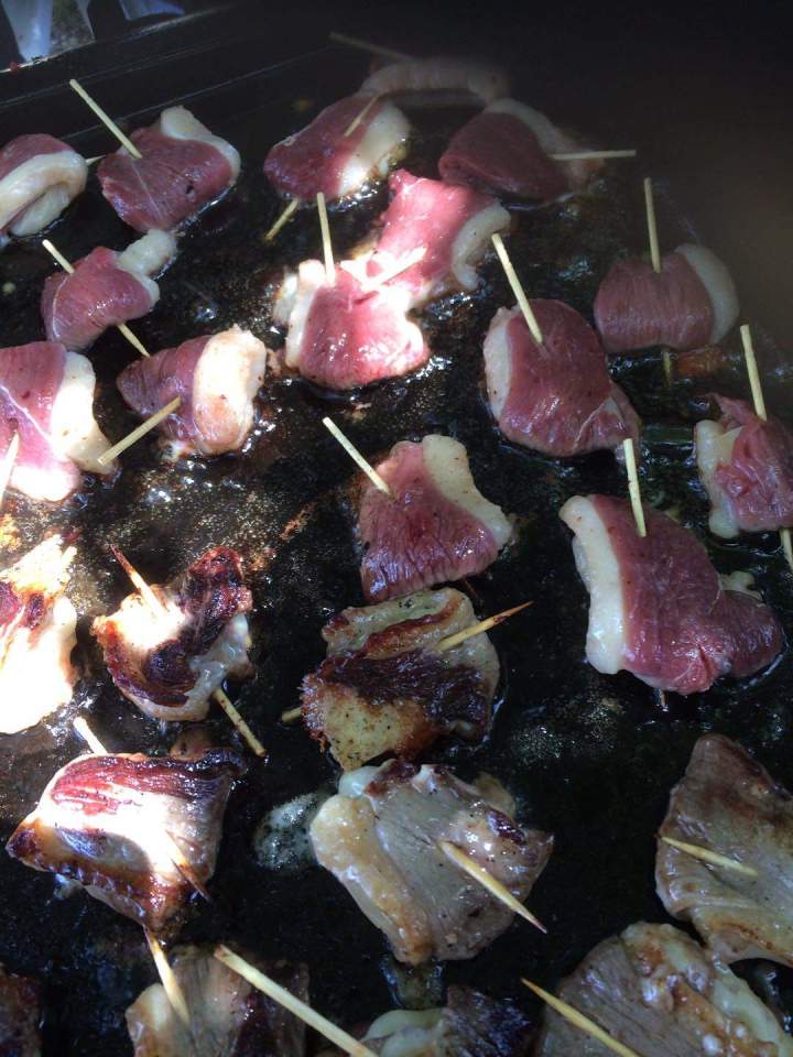 Préparation de brochettes de canard Laparade