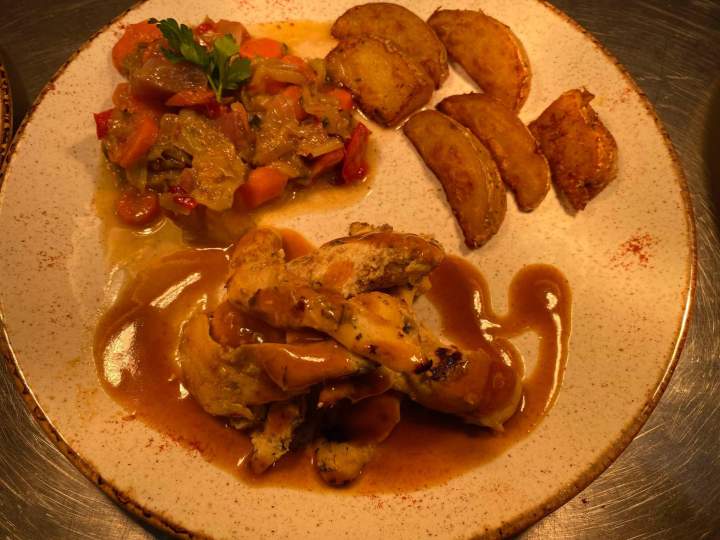 Viande en sauce avec des légumes et des pommes de terre Laparade